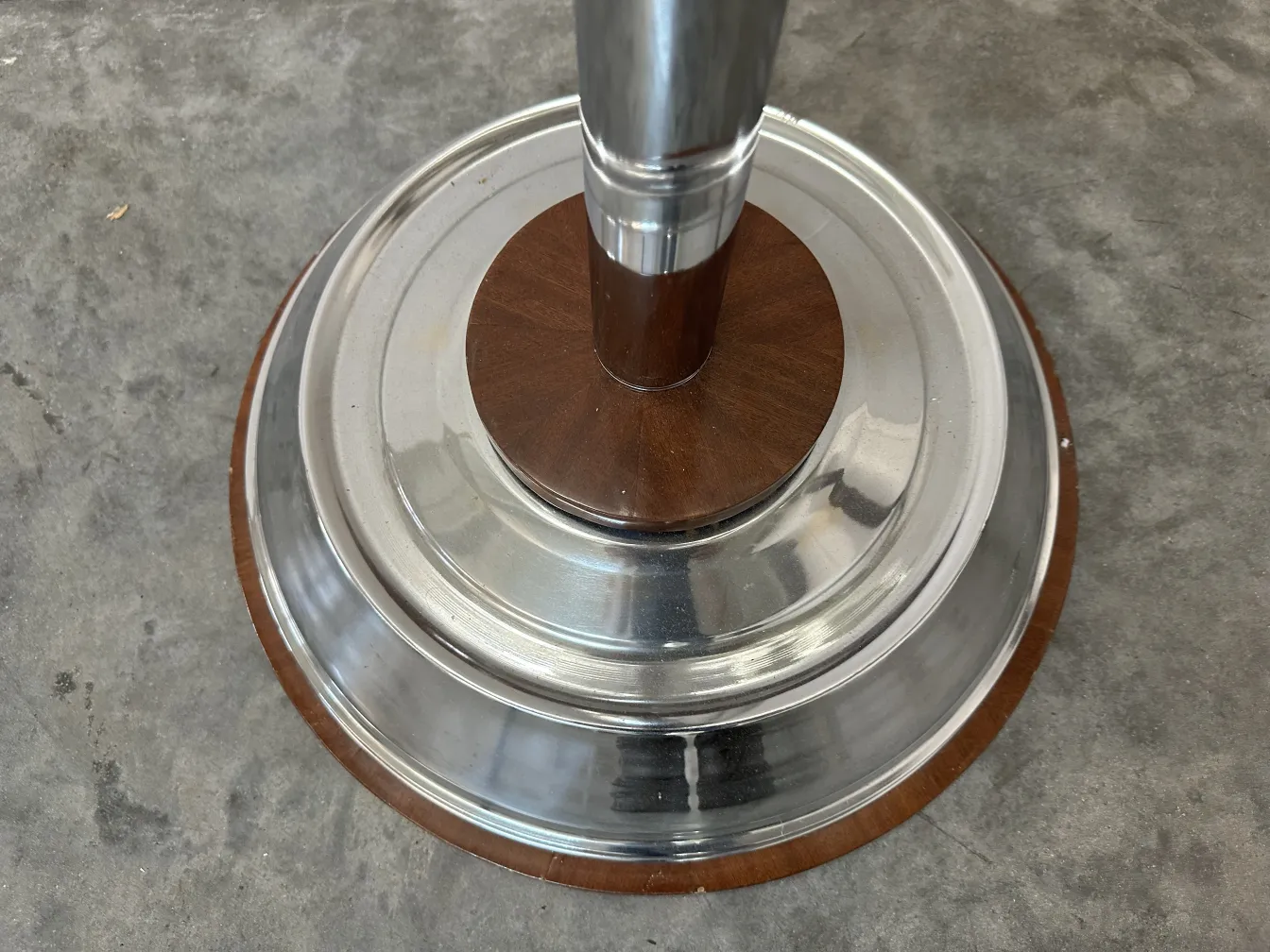 dos lámparas de pie antiguas con base redonda