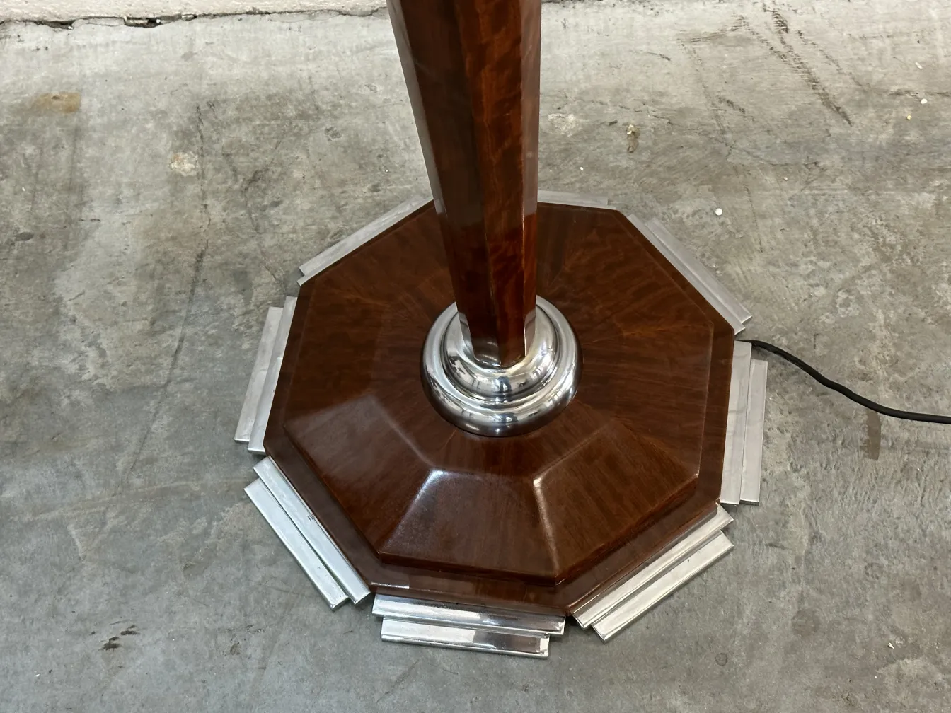 abajur antigo com base octogonal e detalhes em metal