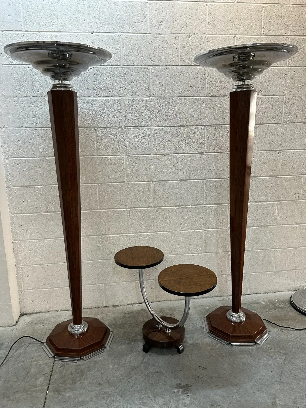 deux lampadaires antiques dans un cadre moderne