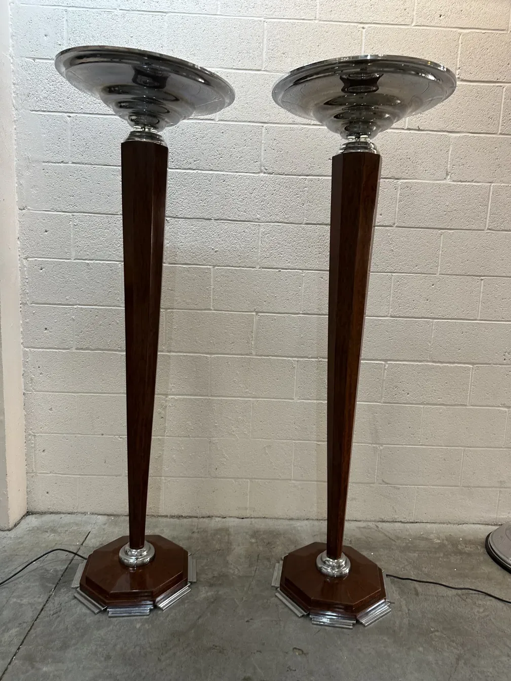 deux lampadaires anciens avec base octogonale