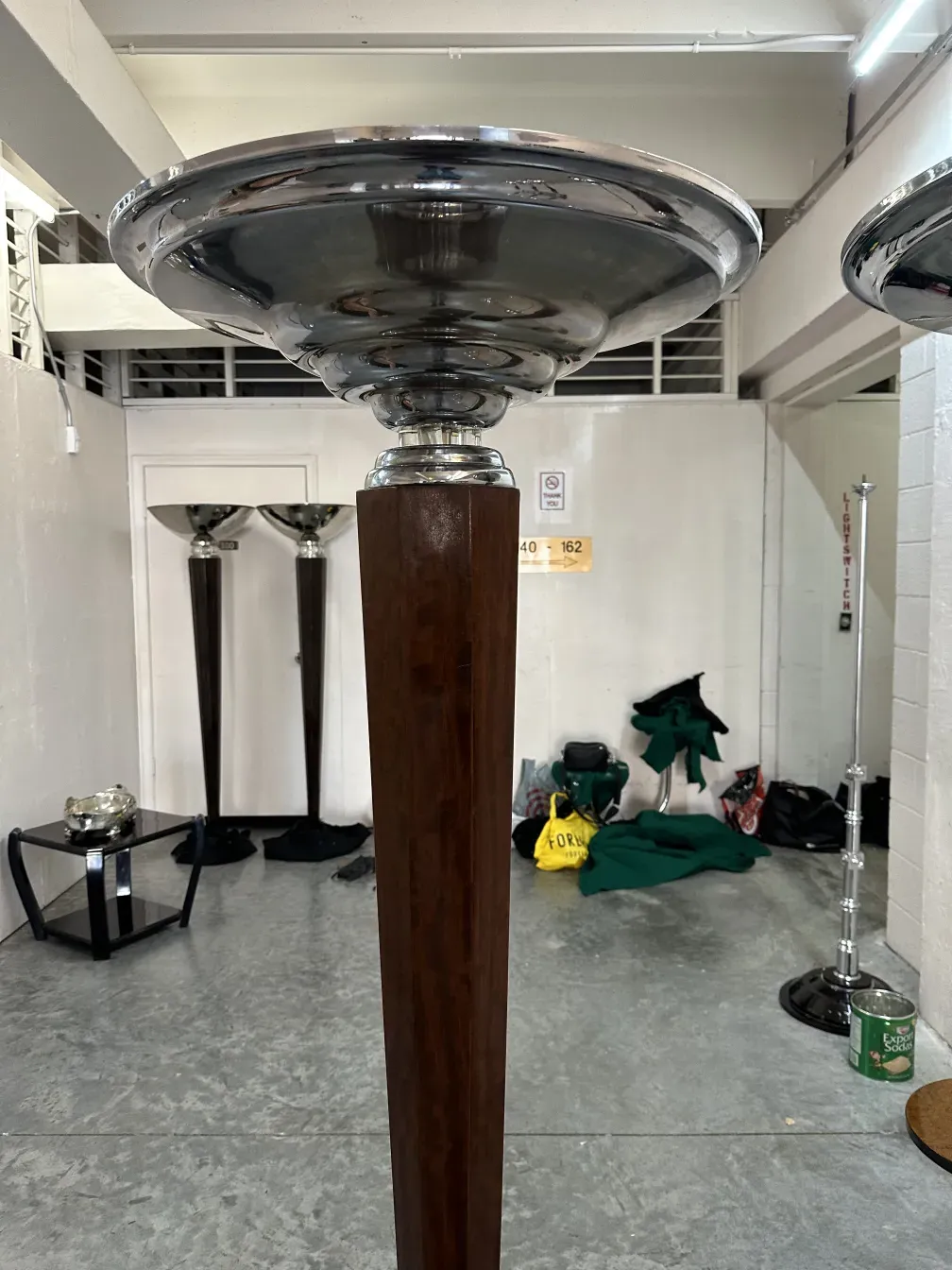 duas lâmpadas de piso antigas com design atraente em ambiente