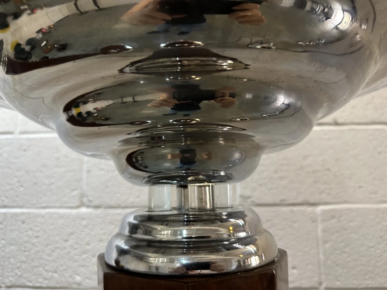 Ansicht von 2 antiken Stehleuchten mit glänzendem Finish