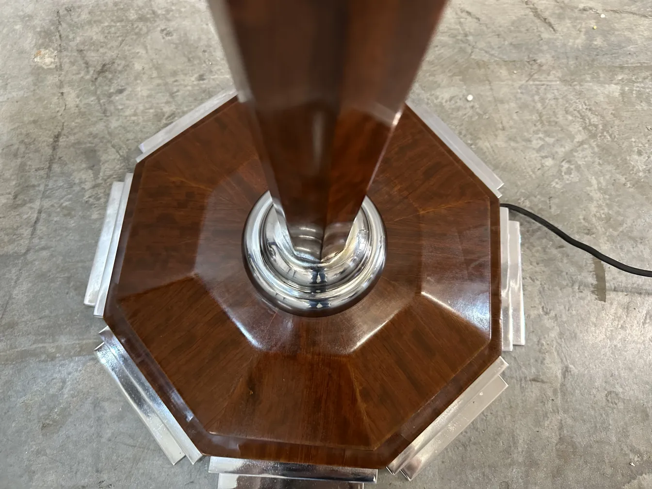 zwei antike Stehleuchten mit achteckigem Sockel und elegantem Design