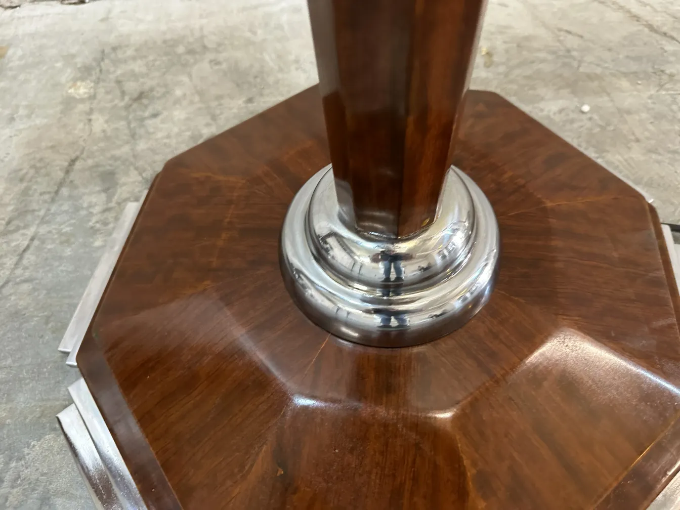 Imagem detalhada de 2 lâmpadas de piso antigas com base octogonal, ambiente neutro.