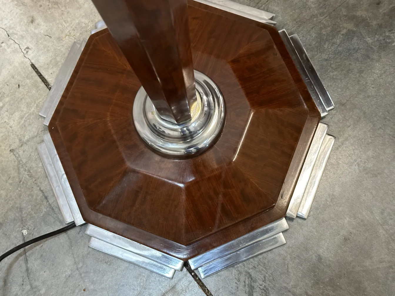 Lampade da terra antiche con base ottagonale in ambiente moderno