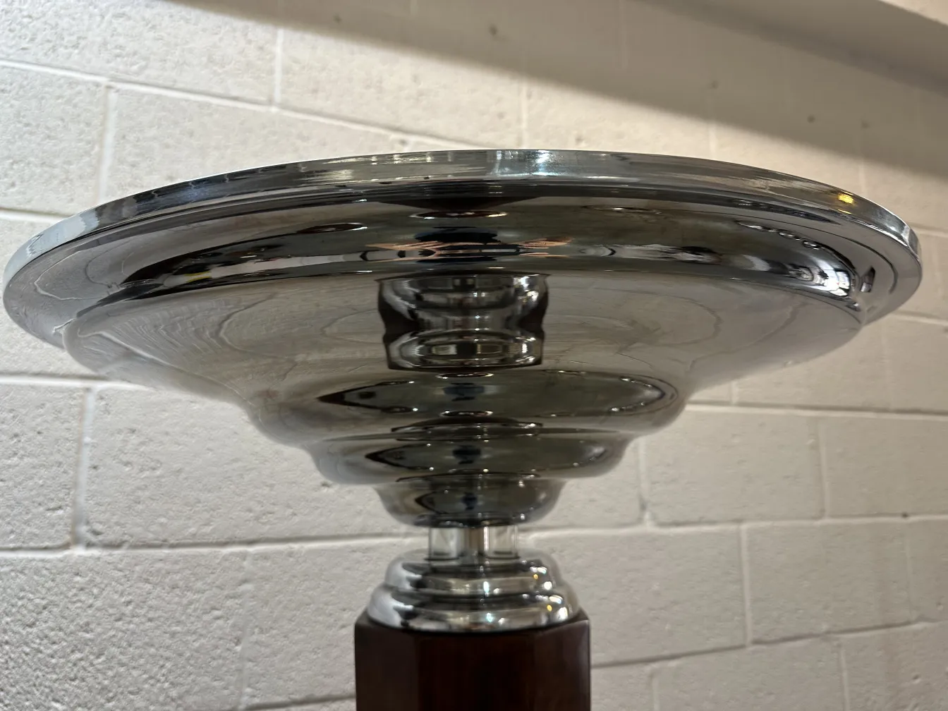 Visão aproximada de 2 lâmpadas de piso antigas com base decorativa, design elegante.