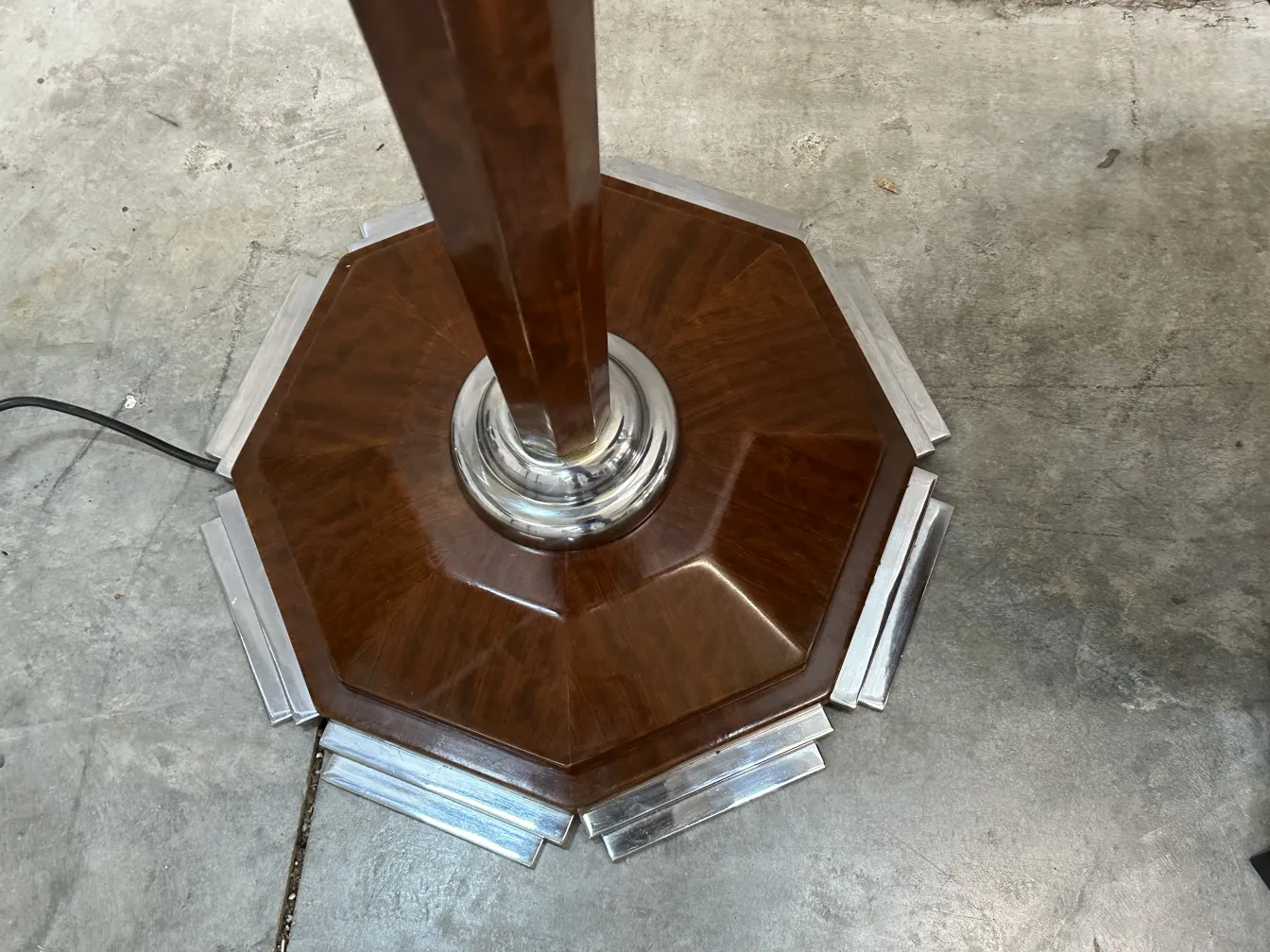 dos lámparas de pie antiguas con base octagonal y diseño estilizado