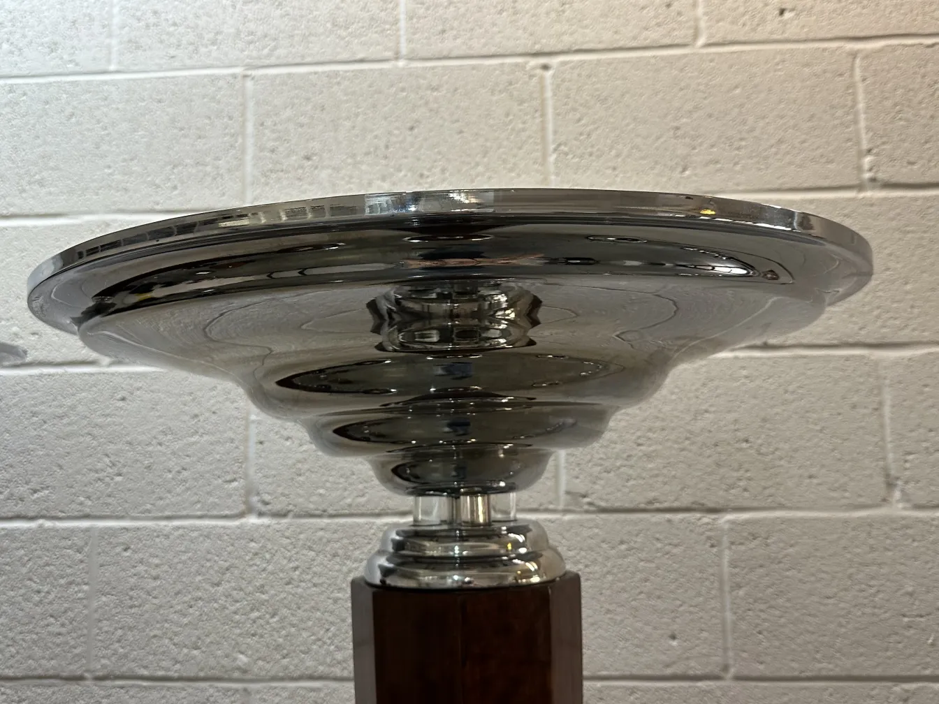 고전적인 2개의 플로어 램프 세트, 반짝이고 우아한 디자인으로 어떤 공간이든 조명을 제공합니다.