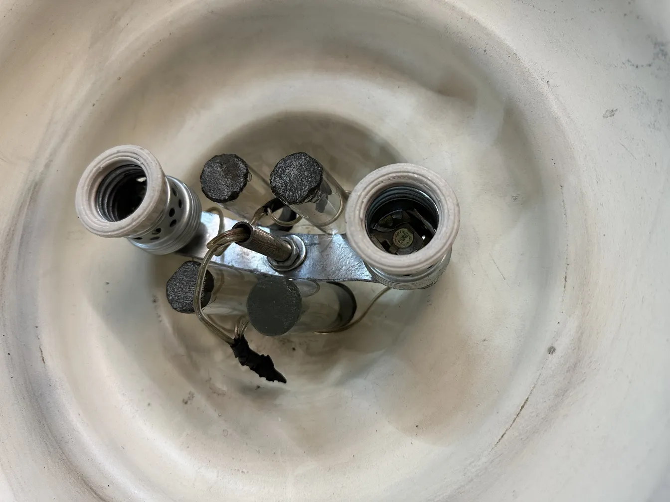 vista superior de duas lâmpadas de piso antigas, com lâmpadas e fios visíveis, em fundo claro