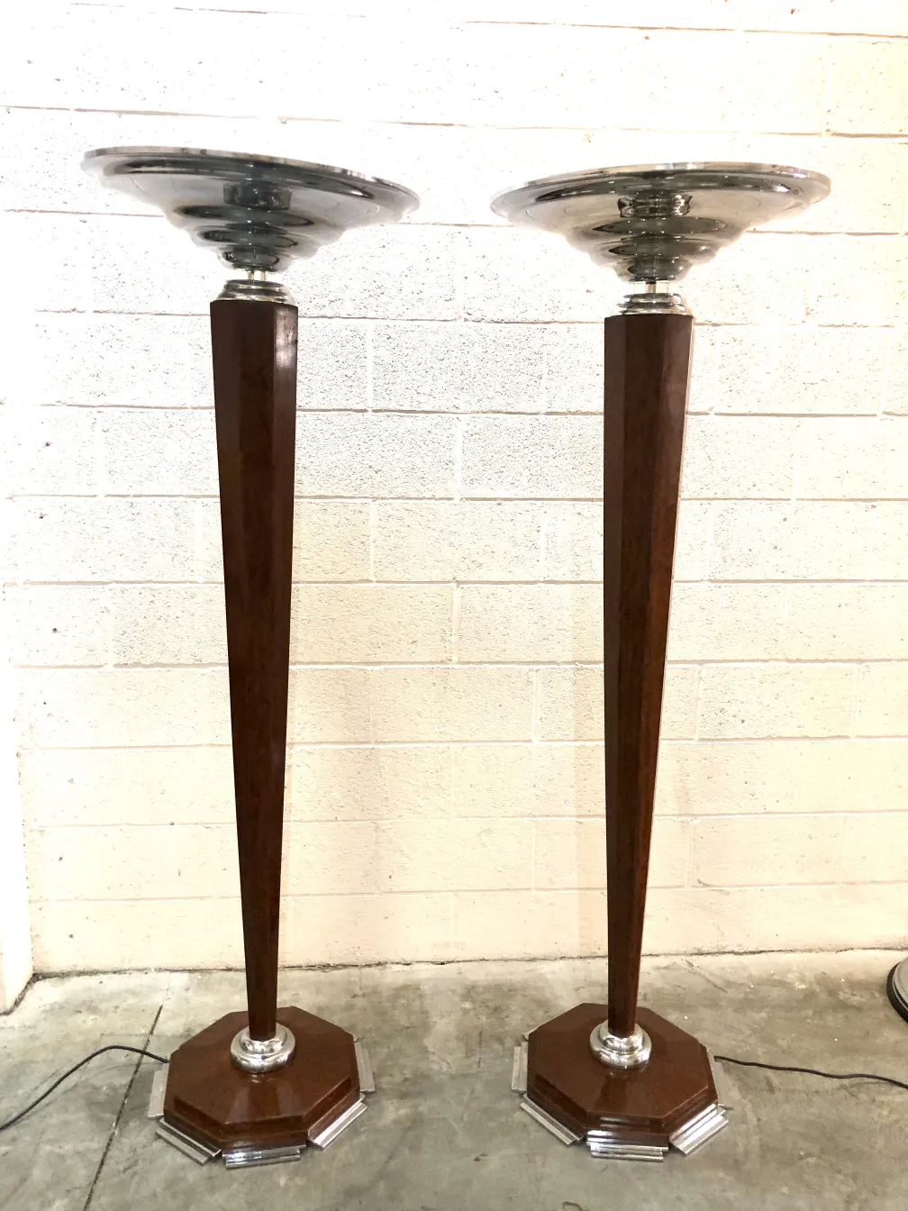 dos lámparas de pie antiguas con base octagonal y luz difusa