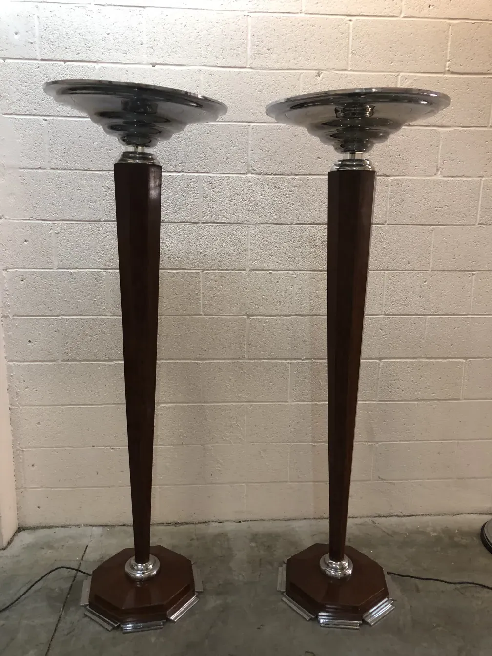 duas lâmpadas de piso antigas com bases elegantes e decorativas