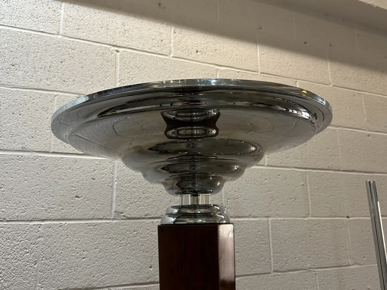 Visão superior de duas lâmpadas de piso antigas com design estiloso em um ambiente aconchegante