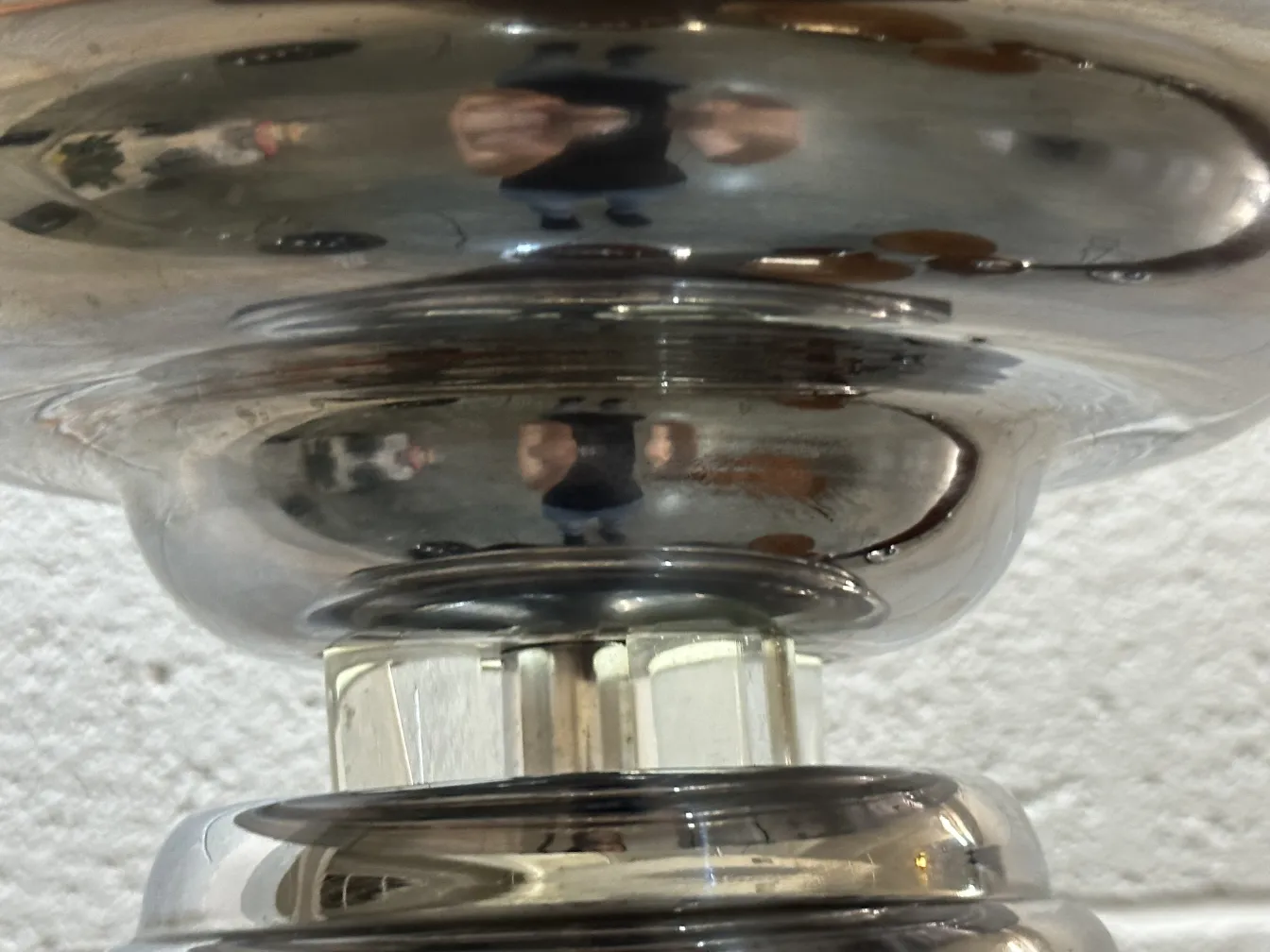 detalhes de 2 antiguas lampadas de piso com estilo clássico