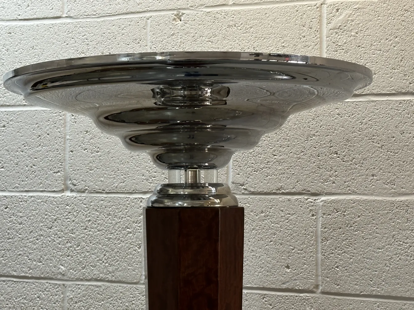 Lâmpadas de piso antigas com design elegante e base entalhada.