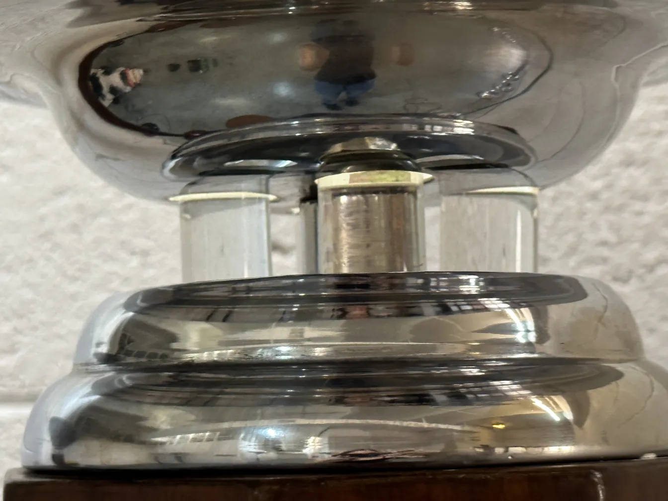 Vue rapprochée de 2 lampadaires antiques dans un cadre élégant.