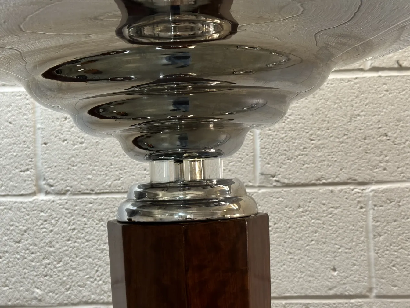 Vue de 2 lampadaires antiques avec des détails réfléchissants