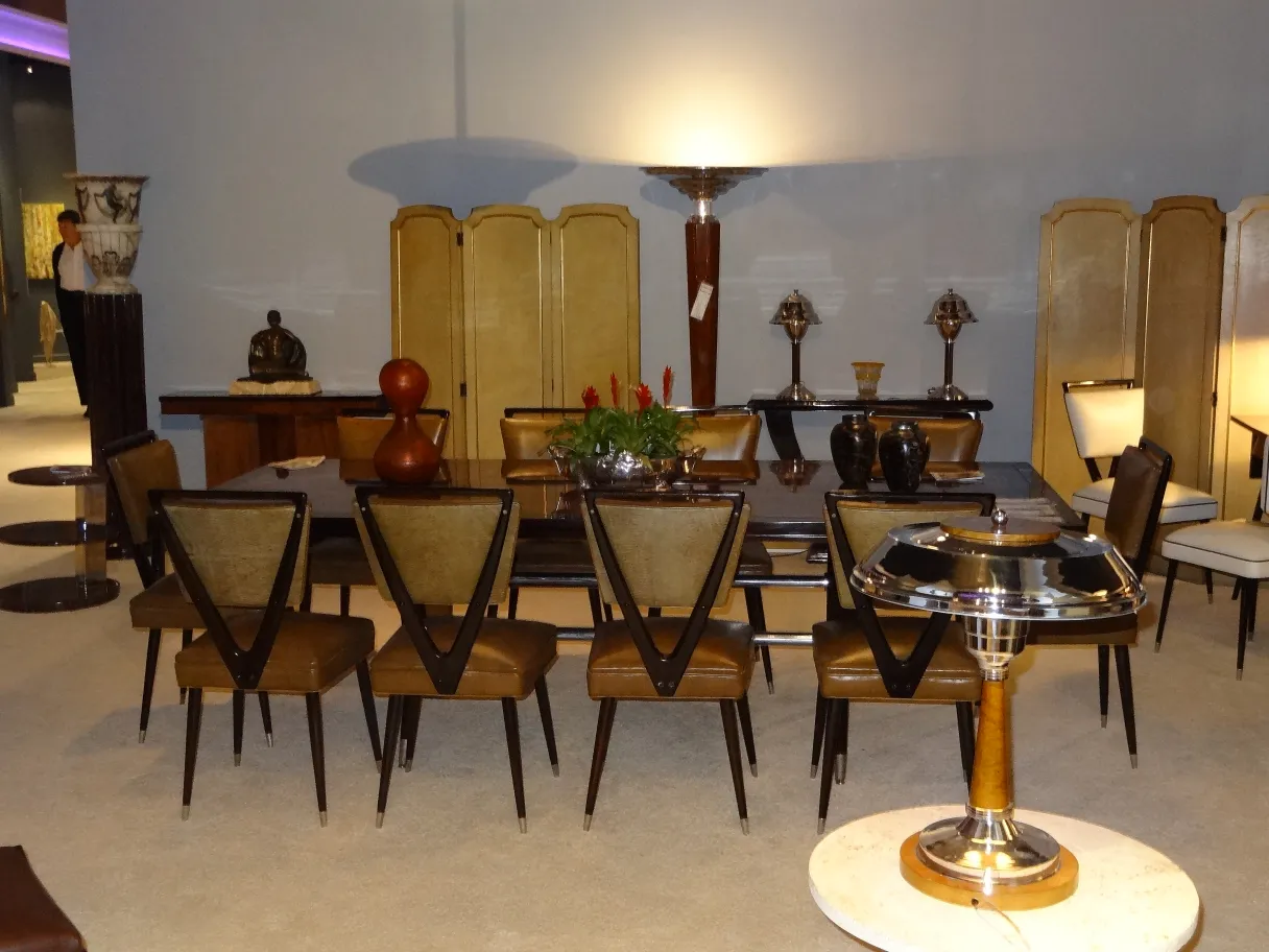 Zwei antike Stehleuchten schmücken ein elegantes Ambiente mit Pflanzen und klassischem Mobiliar.