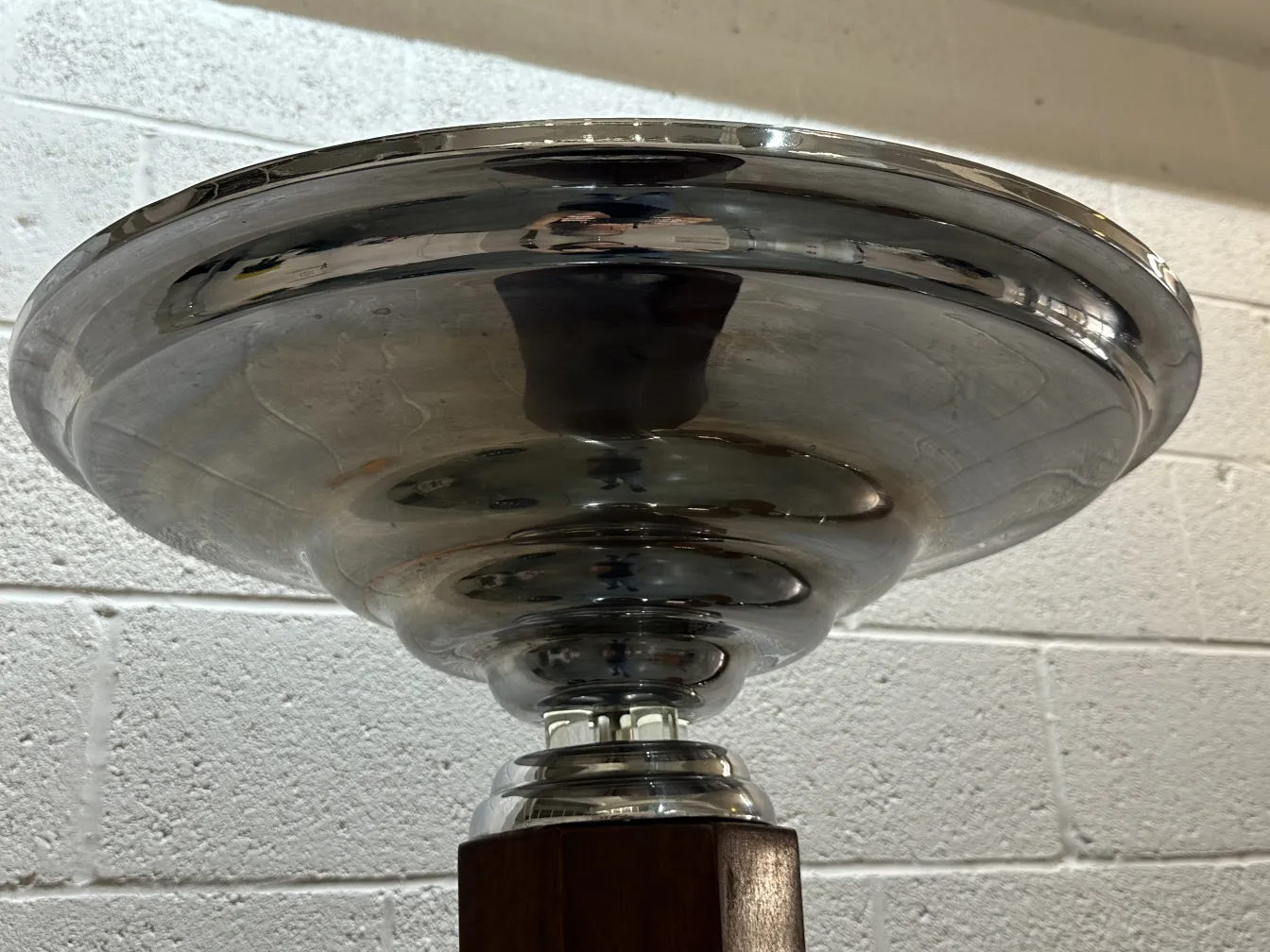 2 антикварных торшера в элегантной обстановке