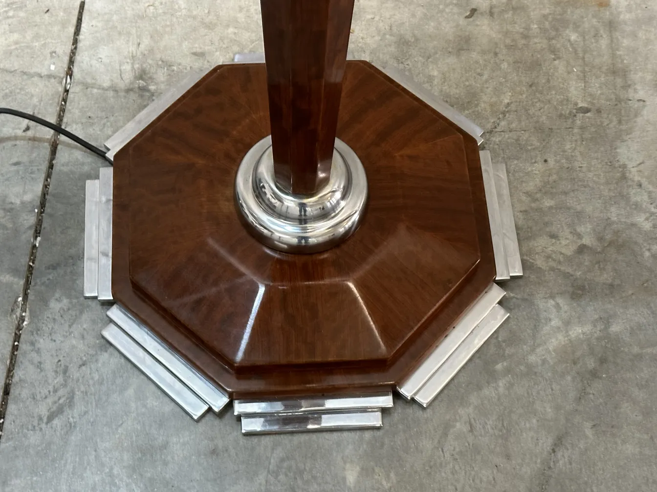 特別なデザインベースを持つ2台の古いフロアランプのビュー