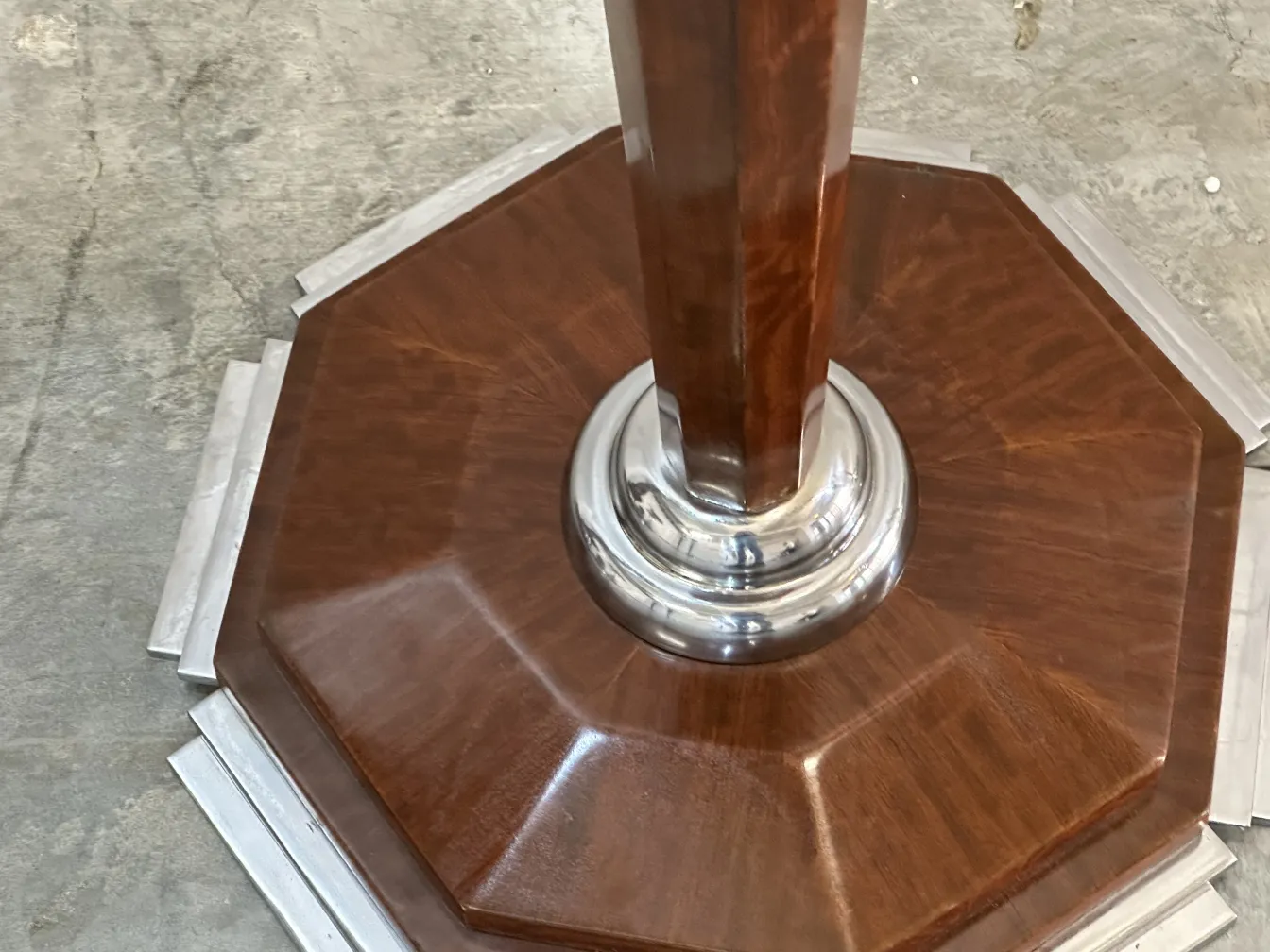 две антикварные торшеры с восьмиугольной основой в классической обстановке.