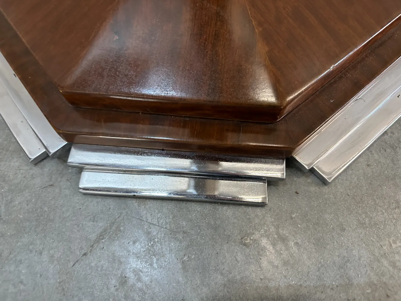 2 lampadaires antiques avec bases décoratives dans un cadre élégant