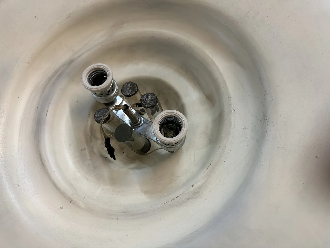 Vue de dessus de deux lampadaires anciens avec détails à la base.