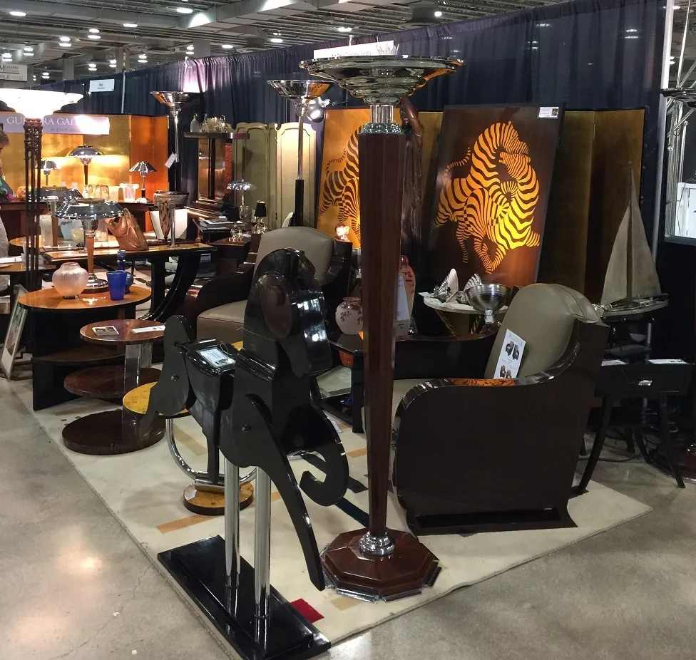 Lâmpadas de piso antigas com design elegante em um ambiente aconchegante