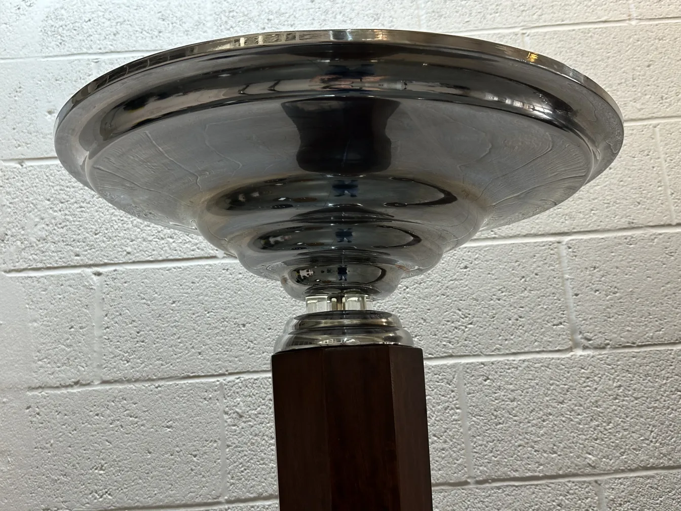 2 प्राचीन फ्लोर लैंप जिसमें सुरुचिपूर्ण डिज़ाइन है, एक आरामदायक माहौल में