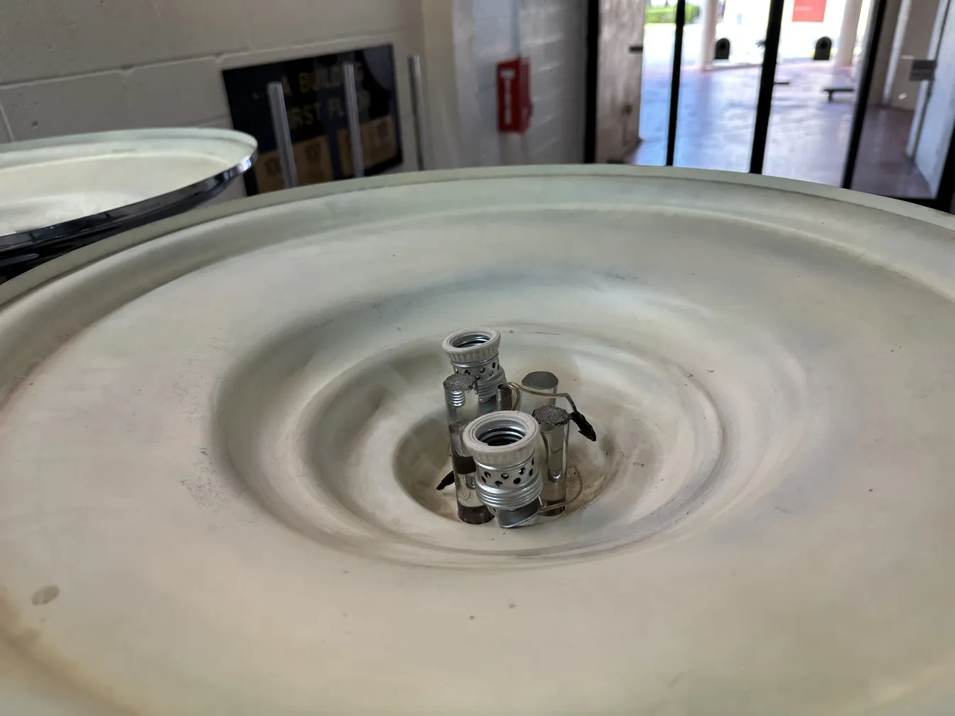 Ansicht von 2 antiken Stehleuchten mit elegantem Design in einer hellen Umgebung