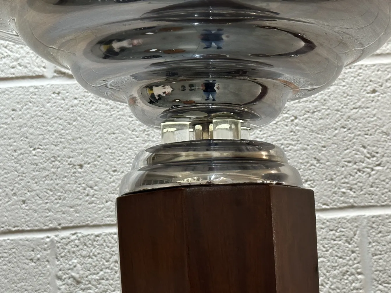 2 lampadaires anciens avec base classique, dans un cadre accueillant