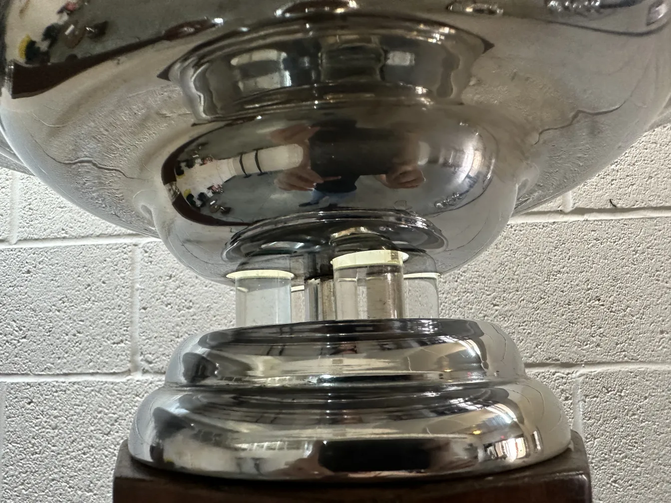 due lampade da terra antiche con base metallica lucida in un ambiente neutro