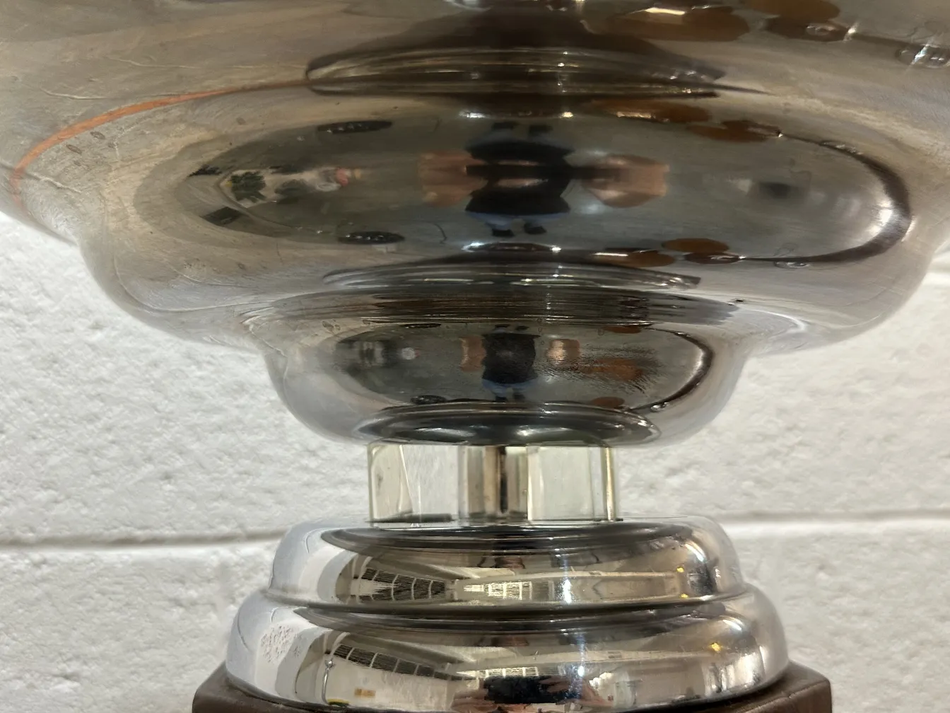 due lampade da terra antiche con design elegante