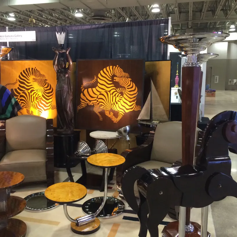 dos lámparas de pie antiguas en un entorno con sillones y mesas bajas