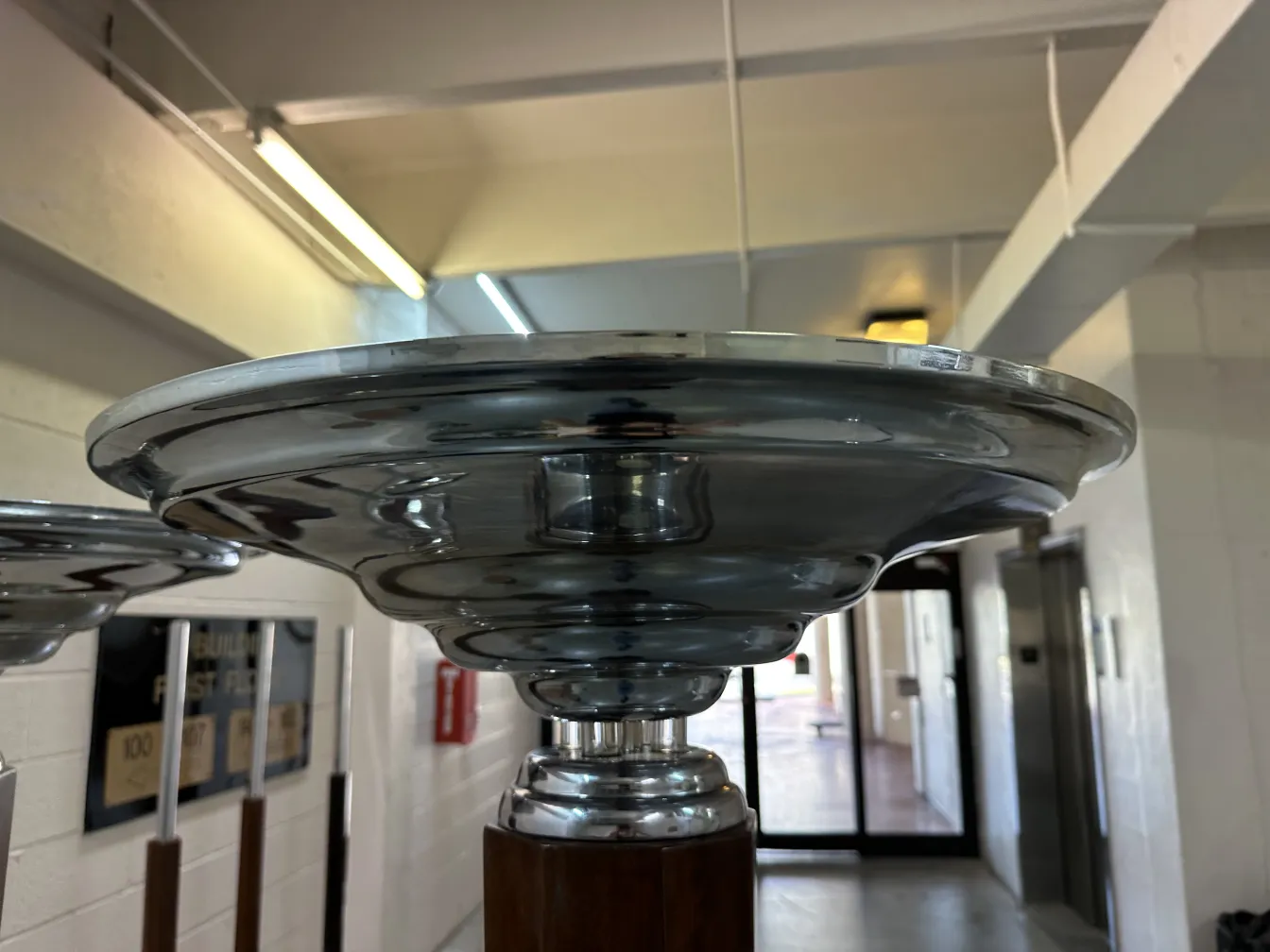 현대 환경의 두 고전적인 플로어 램프 전망