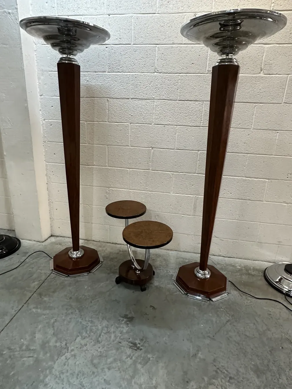 Deux lampadaires anciens dans une pièce bien éclairée