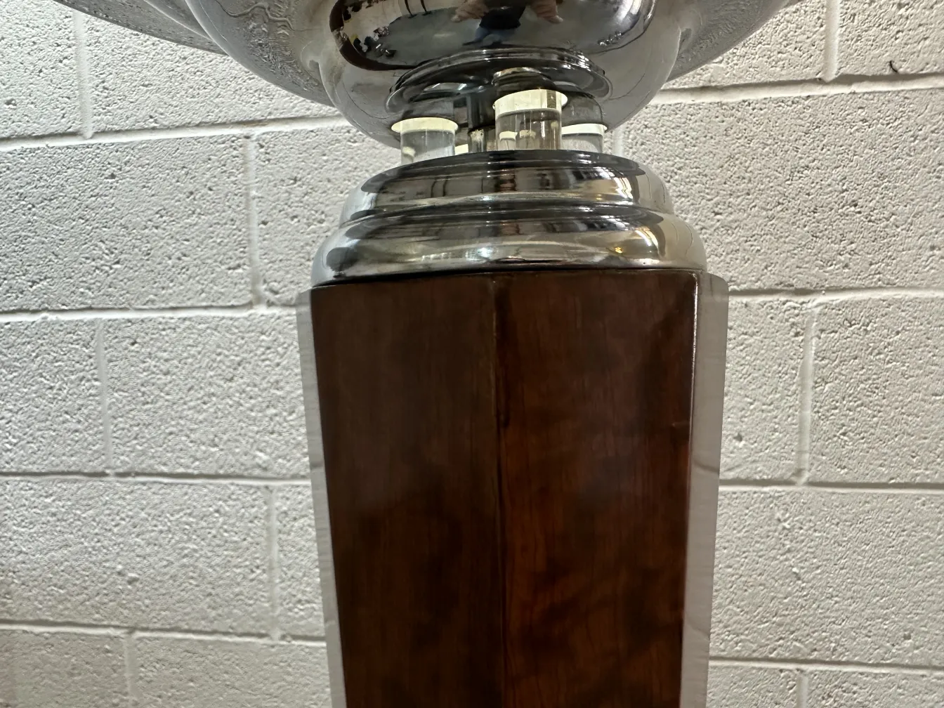 두 개의 골동품 플로어 램프 클래식 디자인, 아늑한 분위기