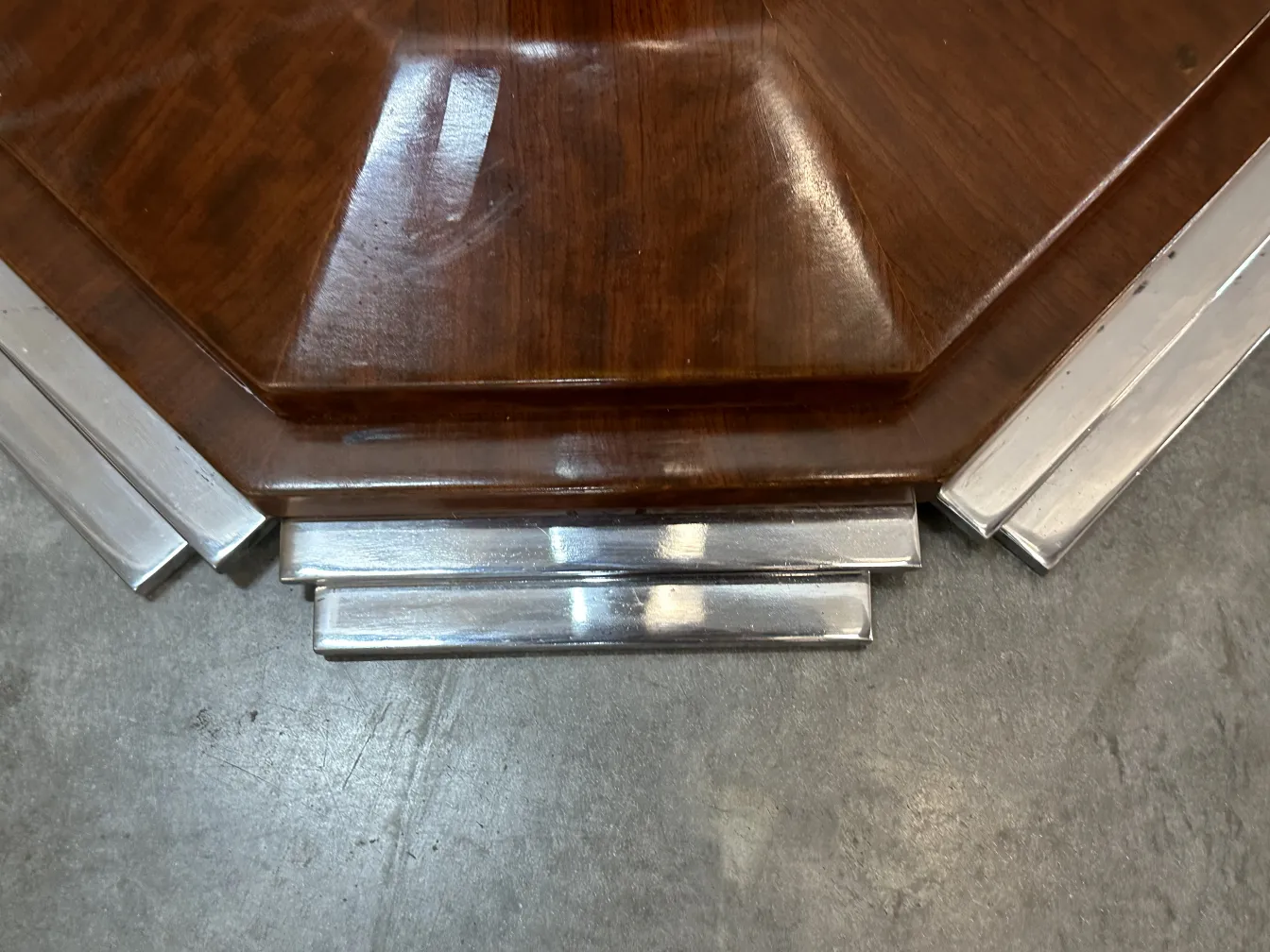 Dos lámparas de pie antiguas de diseño elegante en un ambiente clásico