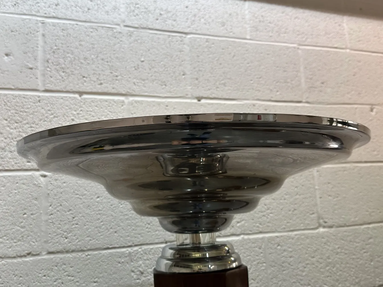 عرض علوي لمصباحين أرضيين قديمين بتصميم أنيق