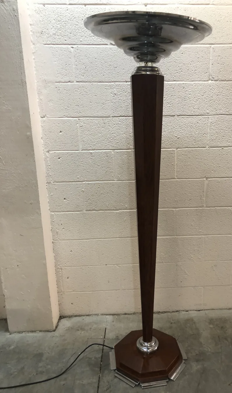 Zwei antike Stehleuchten mit achteckigem Design in einem schlichten Ambiente.