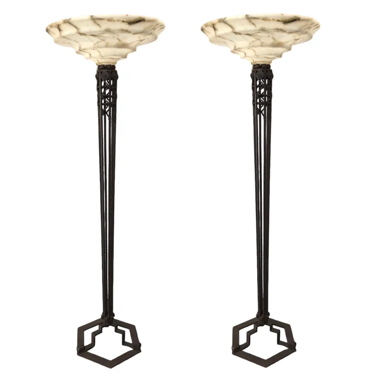 due lampade da terra antiche con basi delicate e paralumi eleganti, perfette per i soggiorni.