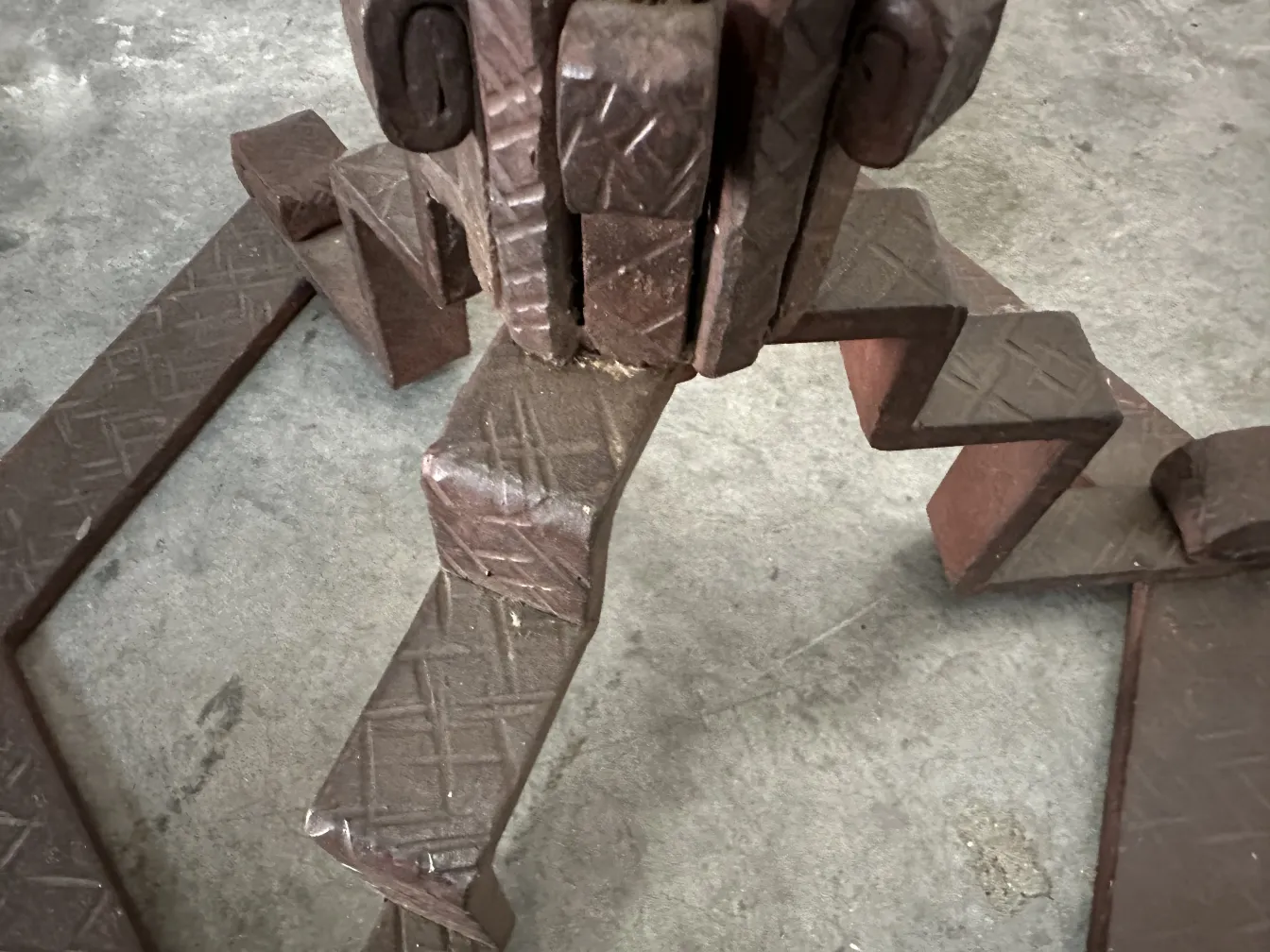 दो प्राचीन फ़्लोर लैंप सजावटी डिज़ाइन के साथ