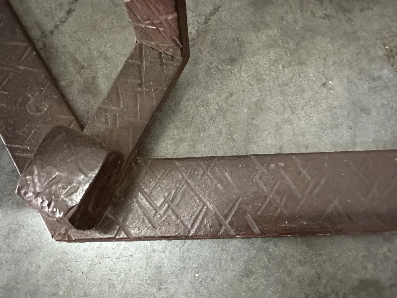 Набор из двух антикварных декоративных торшеров в нейтральной обстановке