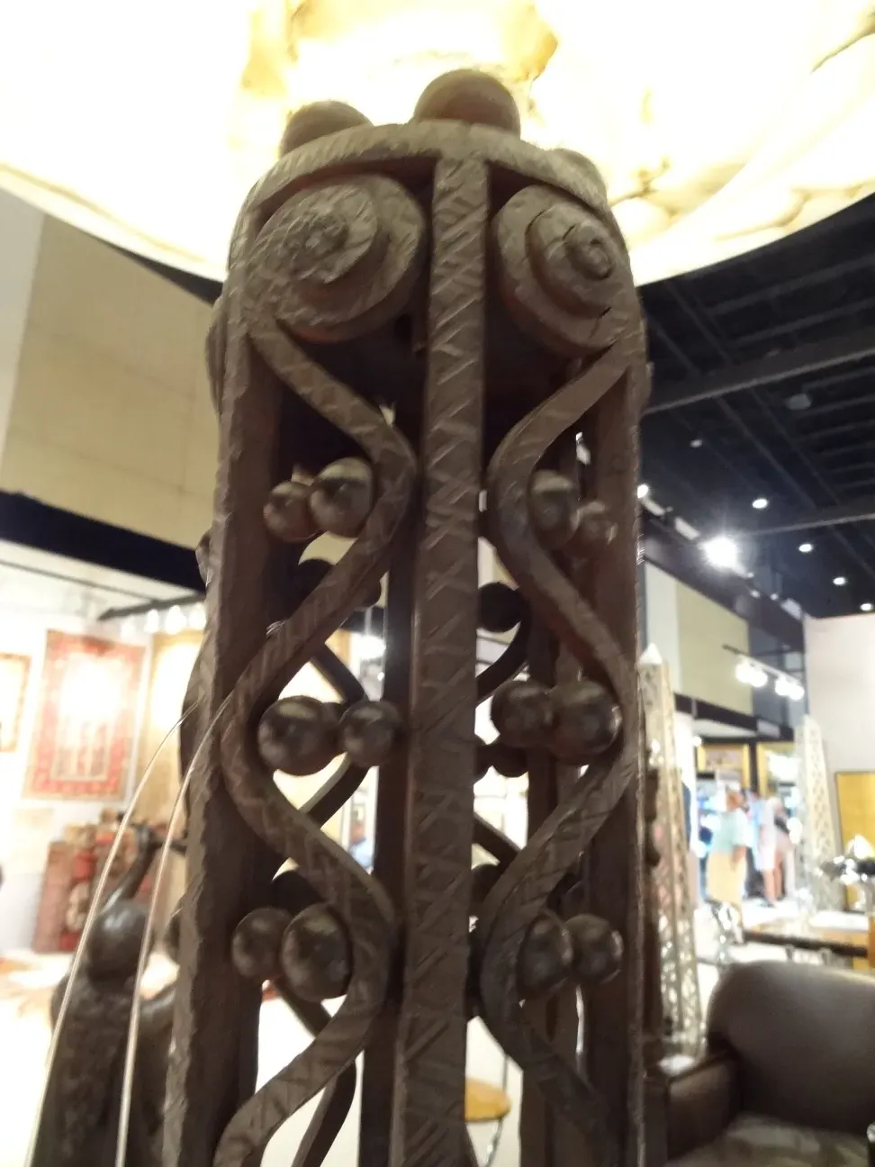 Due lampade da terra antiche con dettagli decorativi in un ambiente elegante