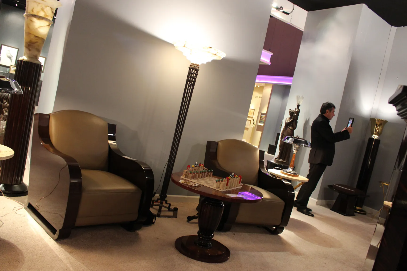 Dos lámparas de pie antiguas rodeadas de muebles elegantes