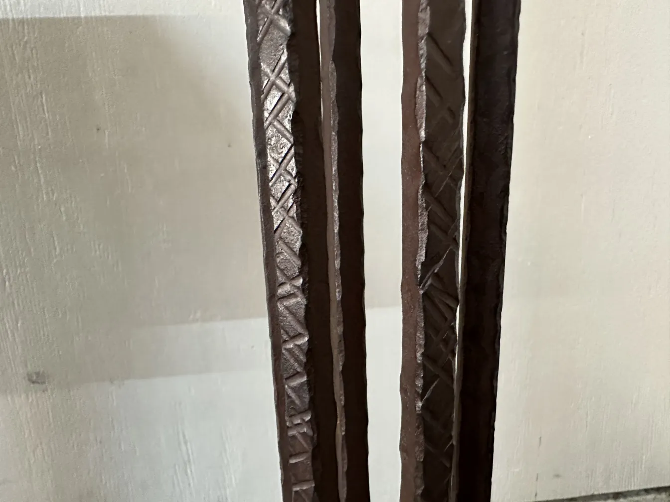 Deux lampadaires anciens, décoratifs et élégants, dans un cadre sobre. Avec des détails en relief.