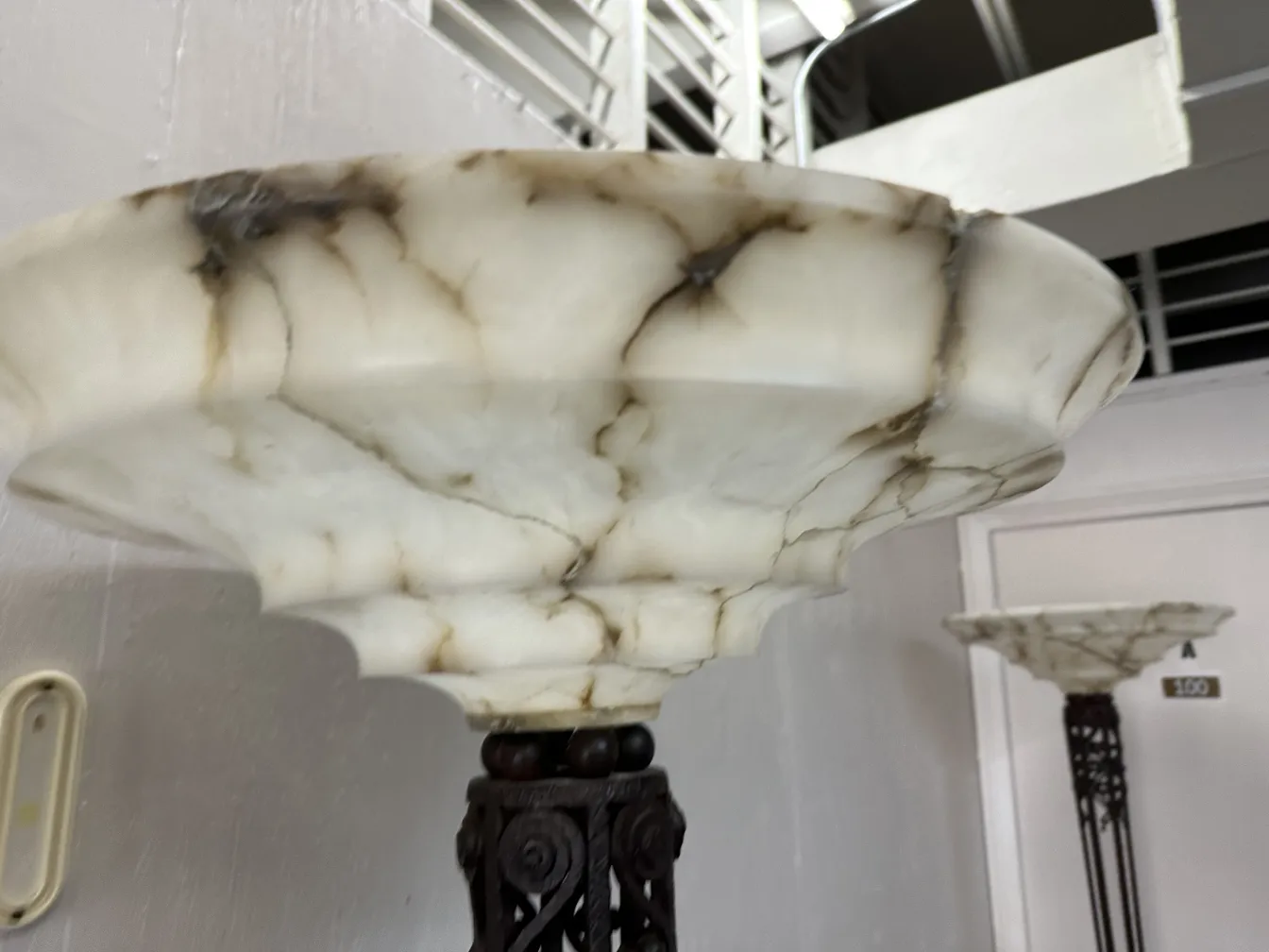 due lampade da terra antiche con elegante paralume