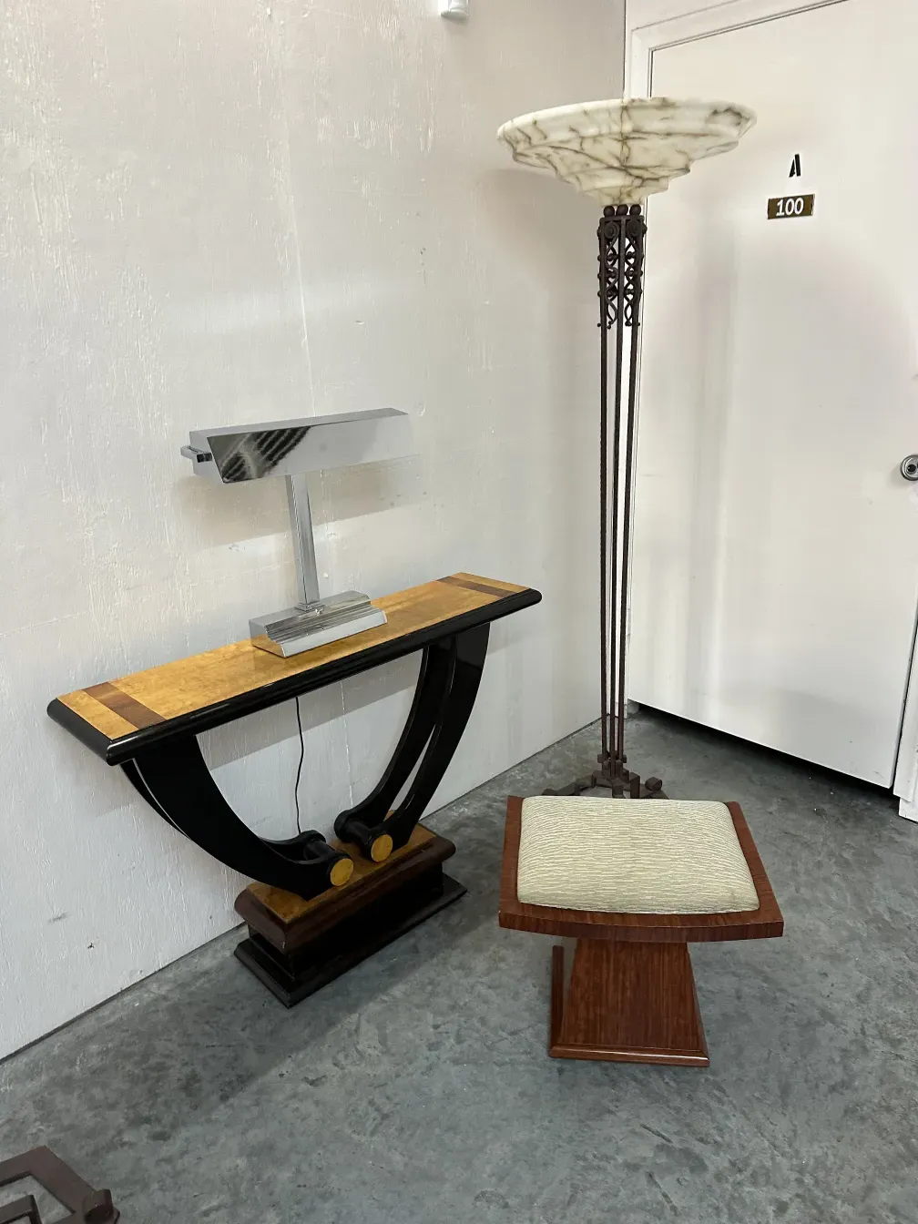 due lampade da terra antiche con design elegante in un ambiente accogliente