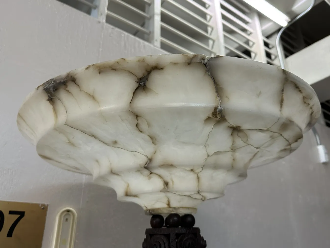 Vista de 2 lâmpadas de piso antigas com detalhes decorativos