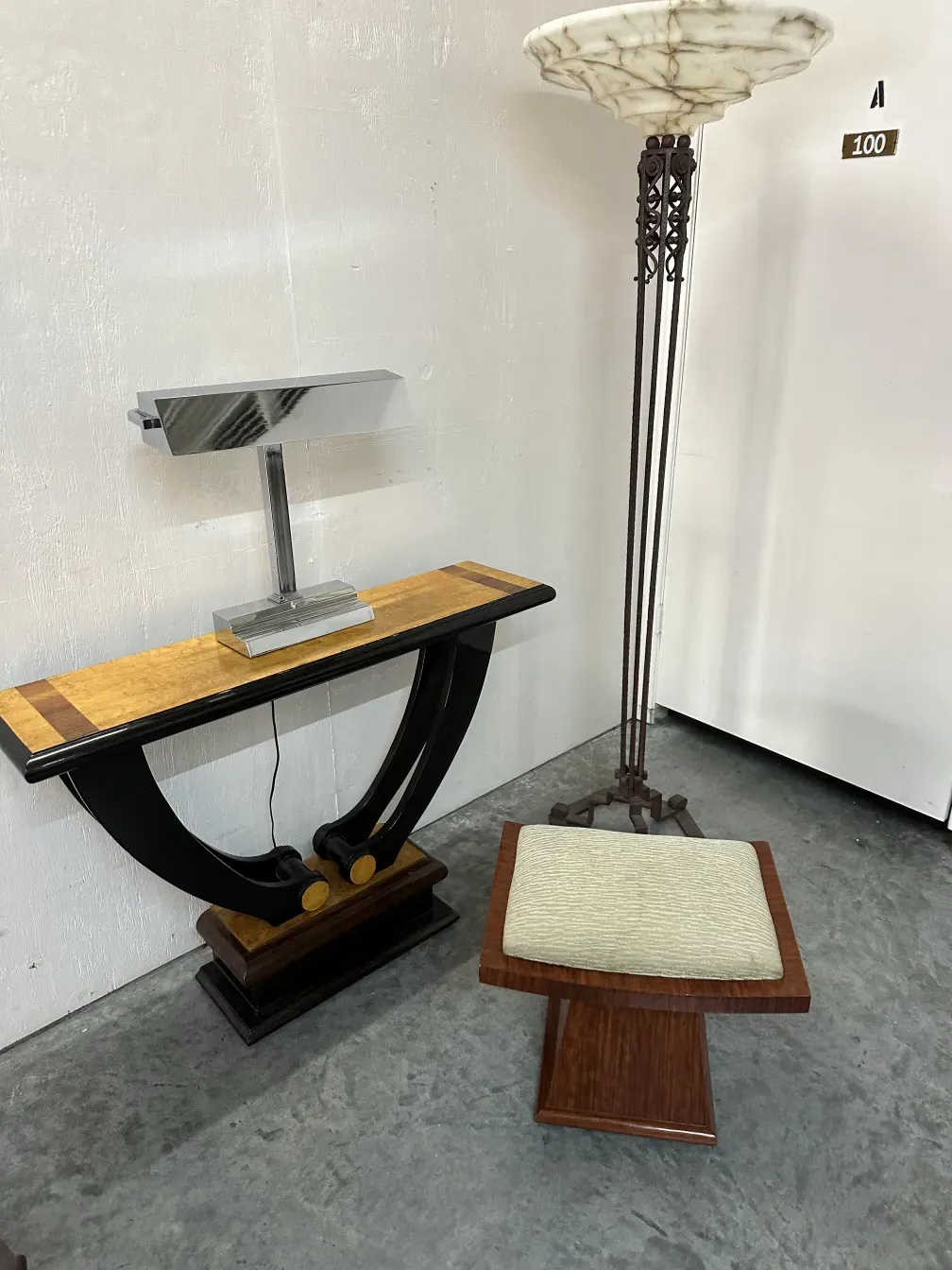 deux lampadaires anciens dans un environnement moderne