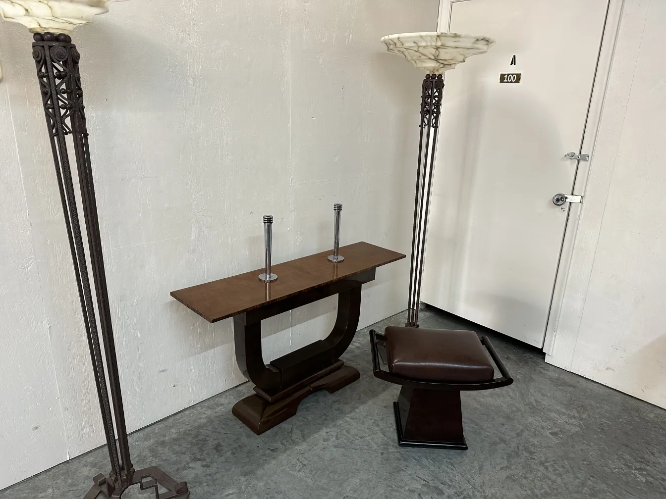 2 antike Stehleuchten in einem modernen Raum